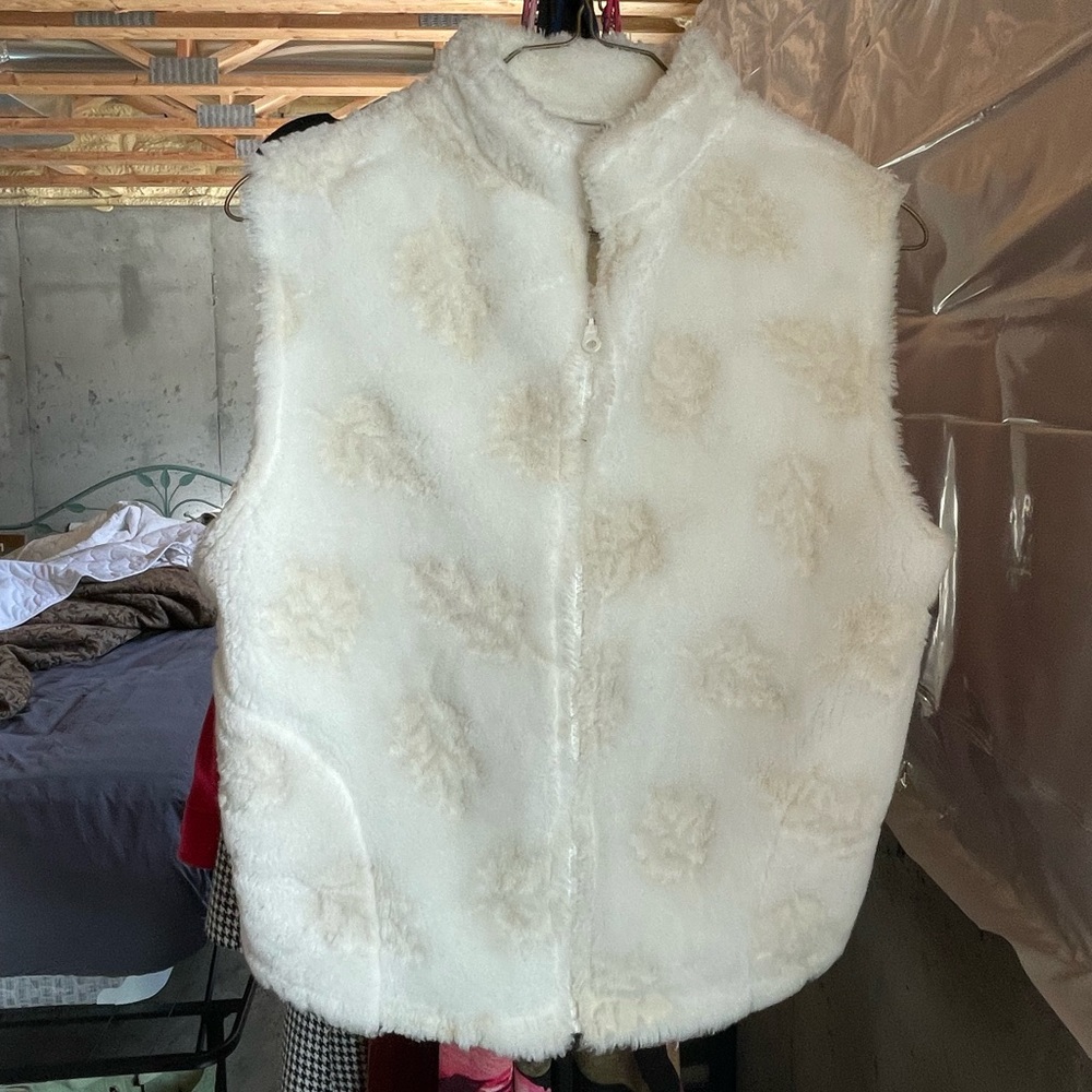 Fleece Vest with Leaf Print Design